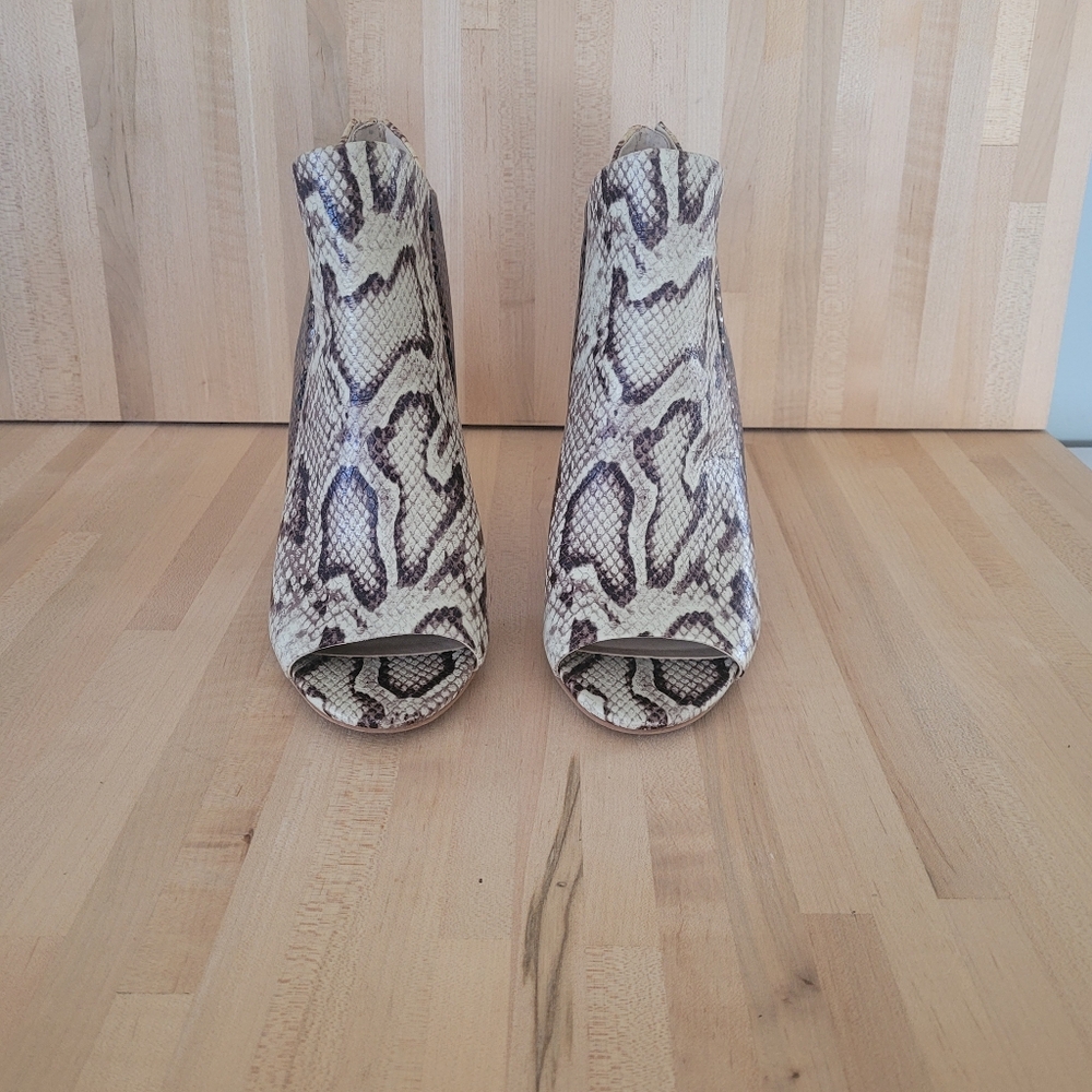 Vince Camuto Aritziana Open Toe Leather Snakeskin Embossed Shooties. Size 8 - Picture 7 of 11